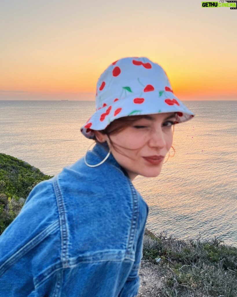 Eda Şölenci Instagram - yes, the sun sets everyday, yet..