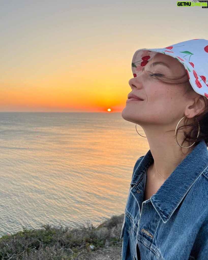 Eda Şölenci Instagram - yes, the sun sets everyday, yet..