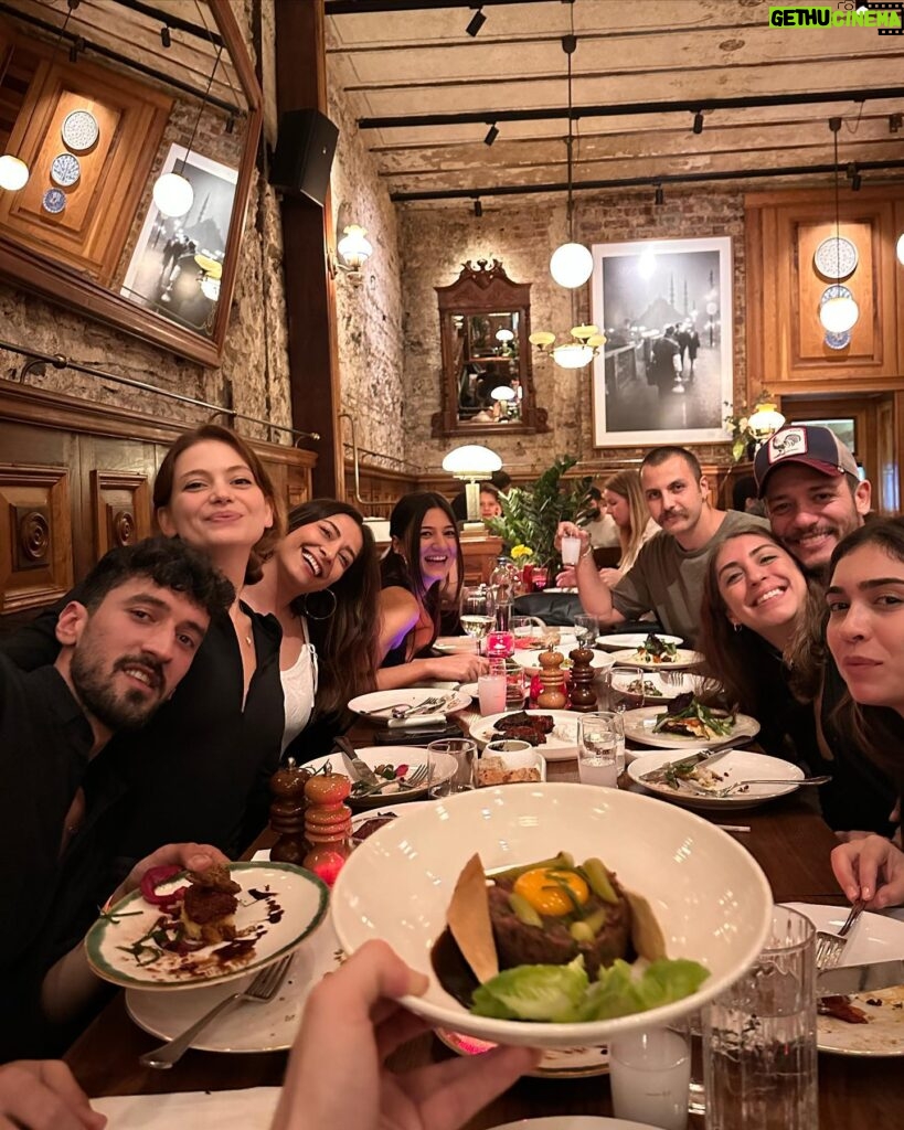 Eda Şölenci Instagram - serendipitous family dinner🤍 #ensevdiğim #çoktatlıyaaağğ