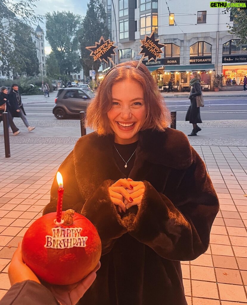 Eda Şölenci Instagram - veee 28!✨ bu sene her sene olduğundan bir tık daha farklı ve büyümüş hissediyorum. bu koskocaman evrendeki 28 yıllık küçücük hayatımda geriye dönüp baktığımda, tam olarak hedeflediğim yerde olmaktan ve bütün bunları tek başıma başarmış olmaktan büyük haz ve gurur duyuyorum. ve bu büyülü yolculukta büyürken bana eşlik eden, bana öğreten, benimle gülen eğlenen ve büyüyen herkese kocaman sarılıyorum. siz de iyi ki doğdunuz🤍 not only older but definitely wiser :) and this is just the beggining 🌈