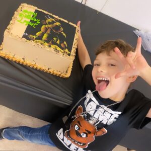 Edy Ganem Instagram - My sweet boy turning 7 a couple weeks ago🎈 
I wonder how many more years he’ll kiss me this way? How many more will he let me kiss him too? How many more years he’ll cling to his mama? Swipe to see the kisses🥰
Sometimes I think about that and hope he’ll always want to hug me and kiss me. Forever. 

#happybirthday #birthdayboy #mommylove #mommyandson