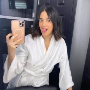 Edy Ganem Instagram - I’ve been wanting to say I’m SUPER grateful to have started the year with work 🙌🏻 
I get so happy when I work! 😆
Here’s a glimpse of my happiness and giddiness (scroll 👉🏻🫣🤪🤓) #celebrationmode #happy 

Remember: believe in yourself. If you don’t, then the universe doesn’t either. You tell your story. 
If you can hold it in your head, you can hold it in your hand.