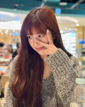 Eelyn Chan Instagram - 前一晚冇吹乾個頭先瞓覺第二日就會係卷髮（隨機）

👁️: @olenshk #frenchshine