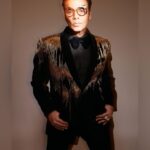 Eka Lakhani Instagram - ♠️!! @karanjohar for @pinkvilla style awards! Wearing @gauravguptaofficial Eyewear @annakarinkarlssonofficial Footwear @coppermallet #StyledByEka Style team @arpita.kc @mayuri_srivastava @team___e Hair @rajeev_gogoi Makeup @paresh_kalgutkar Managed by @len5bm Photographed by @rahuljhangiani #KaranJohar #BlingBling #TeamE #PinkvillaStyle