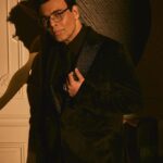 Eka Lakhani Instagram - Owning the moment! Spotlight ready! 🖤 @karanjohar last night for @criticschoiceindia awards. Wearing @philipppleinofficial Eyewear @philipppleinofficial @rkumaropticians Ring @vetements_official @amrapalijewels Footwear @coppermallet #StyledByEka Style team @arpita.kc @mayuri_srivastava @team___e Hair @rajeev_gogoi Makeup @paresh_kalgutkar Managed by @len5bm Photographed by @sheldon.santos #KaranJohar #TeamE #SuitUp #CriticsChoice
