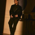 Eka Lakhani Instagram - Owning the moment! Spotlight ready! 🖤 @karanjohar last night for @criticschoiceindia awards. Wearing @philipppleinofficial Eyewear @philipppleinofficial @rkumaropticians Ring @vetements_official @amrapalijewels Footwear @coppermallet #StyledByEka Style team @arpita.kc @mayuri_srivastava @team___e Hair @rajeev_gogoi Makeup @paresh_kalgutkar Managed by @len5bm Photographed by @sheldon.santos #KaranJohar #TeamE #SuitUp #CriticsChoice
