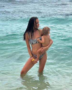 Ekaterina Vladimirova Instagram - Время летит с бешеной скоростью. Год начался сложно, но надеюсь на этом трудности закончатся ❤️ Високосный и кармический год 2024. #бали #волшебныйостров #новыйгод #отпуск
