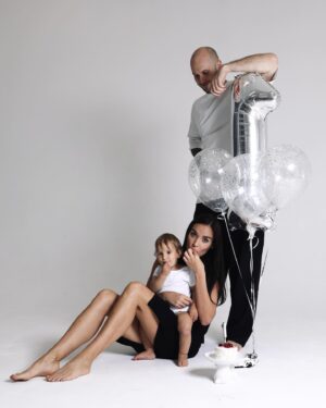 Ekaterina Vladimirova Instagram - Вот и пролетел год! Он был полон любви и нежности к нашему самому лучшему мальчику на свете! Ребенок - это любовь, ставшая зримой! ❤️ Спасибо Богу, что дал мне возможность стать мамой. Подарить счастливое детство, это самое ценное, что только могут сделать родители для своего ребенка. Филипп,  с днем рождения тебя! Мы с папой тебя очень любим! 

Листай и посмотри, какие крутые фотки нам сделала @lessya_mishina ❤️
❤️ #годовасик #др #малыш #сын #скорпион
