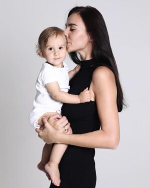 Ekaterina Vladimirova Instagram - Вот и пролетел год! Он был полон любви и нежности к нашему самому лучшему мальчику на свете! Ребенок - это любовь, ставшая зримой! ❤️ Спасибо Богу, что дал мне возможность стать мамой. Подарить счастливое детство, это самое ценное, что только могут сделать родители для своего ребенка. Филипп,  с днем рождения тебя! Мы с папой тебя очень любим! 

Листай и посмотри, какие крутые фотки нам сделала @lessya_mishina ❤️
❤️ #годовасик #др #малыш #сын #скорпион
