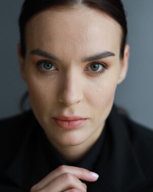Ekaterina Vladimirova Instagram - Говорят, агент Солт следит за тобой.  У нас тоже есть крутые девчонки. С радостью обновляю свои актерские материалы.  Эта съемка была направлена на типажность. Каждый образ несет в себе героя. Никакого гламура, только хардкор. #владимирова #актриса #портфолио #обновление #кино #агент #фсб #спорт