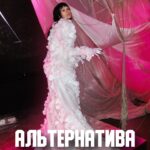 Ekaterina Ivanchikova Instagram - Мы записали новую песню, нужно двигаться дальше✋ Сыграем 30 ноября на сольнике в Москве, а пока готовим к релизу. Что ближе по стилю из карусели? 1-6?