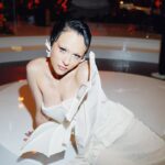 Ekaterina Ivanchikova Instagram - Сегодня на улице так много цветов в руках цветущих дам, энергия от этого такая разряженная! Я чувствую это физически! Мой кинезиолог сказал, что мужчины правят миром, женщины правят мужчинами, женщинами правят гормоны, гормонами правит гипоталамус, гипоталамусом правят рецепторы, рецепторами правит массаж…о, с последним я согласна! 👍🏼 На себя нужно находить время и это нужно не только для себя, но и для порядка на всей планете!😘