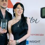 Ekaterina Ivanchikova Instagram - Мы стали родителями года по версии журнала @okmagazine_ru Знаете, что поняла?! Мы почти не показываем Лёву, вы видите только фоточки и видео с концертов и мероприятий! Кажется, что мы его отдали в Хогвардс на воспитание…и все равно вы голосовали за нас, как за родителей года) Как нам повезло с вами!!) У нас совершенно адекватные, теплые, светлые люди-маяки! Спасибо, спасибо, спасибо! Получила тяжеленную статуэтку и разревелась! Это так тронуло мое материнское сердечко😱❤️ #okawards #большечемзвезды