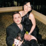 Ekaterina Ivanchikova Instagram - Мы стали родителями года по версии журнала @okmagazine_ru Знаете, что поняла?! Мы почти не показываем Лёву, вы видите только фоточки и видео с концертов и мероприятий! Кажется, что мы его отдали в Хогвардс на воспитание…и все равно вы голосовали за нас, как за родителей года) Как нам повезло с вами!!) У нас совершенно адекватные, теплые, светлые люди-маяки! Спасибо, спасибо, спасибо! Получила тяжеленную статуэтку и разревелась! Это так тронуло мое материнское сердечко😱❤️ #okawards #большечемзвезды