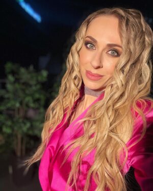 Ekaterina Morgunova Instagram - Ну что, с наступившим нас!))🥳Надеюсь, все встретили его красиво и вкусно и радостно!🤗 И утро у всех сегодня, надеюсь, было доброе!))) Мы вот на салатах-соленьях-холодцах с короткими перерывами, а ещё лобио и сациви..😋 Люблю этот «застольный» день под старые добрые фильмы..🤗 Ну и инсту полистать время есть😎 А вчера то как праздник встретили, дома по-семейному или где-то весёлой толпой? Пишите, потом статистику в сториз выложу😜 #екатеринаморгунова #снаступившим #стигриным #счастьярадостилюбви