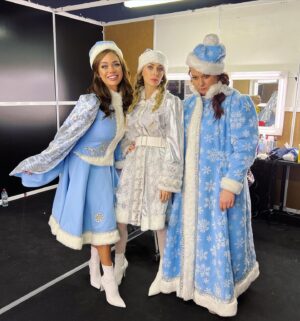 Ekaterina Morgunova Instagram - Группа «Три сни..» поздравляет вас всех с наступающим!!!🥳🥳🥳🎄⛄️❄️ Дарит вам новогоднее настроение и эту прекрасную карусель!))) Листайте😜🥳 #снаступающим2022 #екатеринаморгунова #янакошкина #ольгакартункова #трисни #однаждывроссии #снегурочки