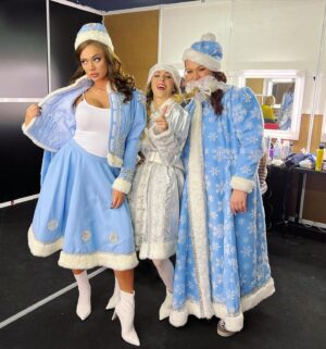 Ekaterina Morgunova Instagram - Группа «Три сни..» поздравляет вас всех с наступающим!!!🥳🥳🥳🎄⛄️❄️ Дарит вам новогоднее настроение и эту прекрасную карусель!))) Листайте😜🥳 #снаступающим2022 #екатеринаморгунова #янакошкина #ольгакартункова #трисни #однаждывроссии #снегурочки