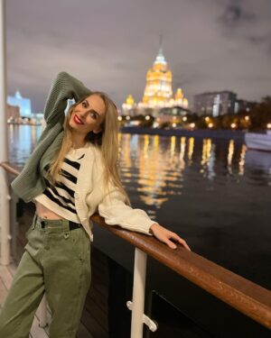 Ekaterina Morgunova Instagram - Прекрасная ночная Москва в прекрасной компании..) #здесьневсе #командочка #такаямосквамненравится #городъпятигорскъ