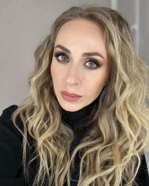 Ekaterina Morgunova Instagram - Примерно раз в месяц выкладываю себя в ленту) Какая-никакая стабильность))) 🖤  #екатеринаморгунова
