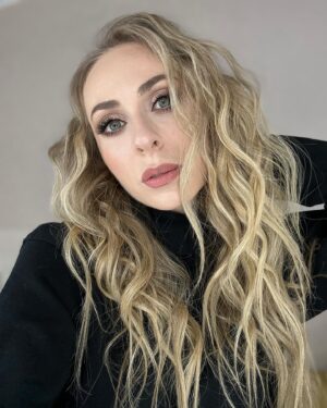 Ekaterina Morgunova Instagram - Примерно раз в месяц выкладываю себя в ленту) Какая-никакая стабильность))) 🖤  #екатеринаморгунова