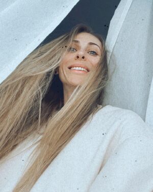 Ekaterina Morgunova Instagram - Питер вдохновляет..) Заехали в гостиницу до концерта на 2 часа, пол часа из них потратила на эти фотки..))) Творчество..))🤪🙃 P.S.: 1-2-3-4?)) #екатеринаморгунова #однаждывроссии #однаждывпитере #настроение #отличное