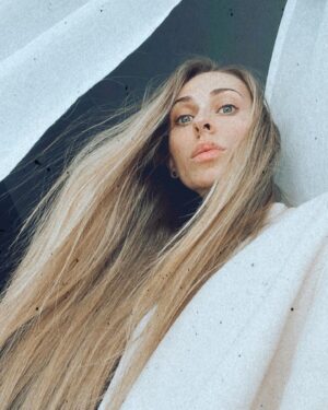Ekaterina Morgunova Instagram - Питер вдохновляет..) Заехали в гостиницу до концерта на 2 часа, пол часа из них потратила на эти фотки..))) Творчество..))🤪🙃 P.S.: 1-2-3-4?)) #екатеринаморгунова #однаждывроссии #однаждывпитере #настроение #отличное