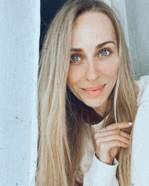 Ekaterina Morgunova Instagram - Питер вдохновляет..) Заехали в гостиницу до концерта на 2 часа, пол часа из них потратила на эти фотки..))) Творчество..))🤪🙃 P.S.: 1-2-3-4?)) #екатеринаморгунова #однаждывроссии #однаждывпитере #настроение #отличное