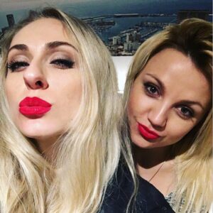 Ekaterina Morgunova Instagram - С юбилеем, КВН!!! Спасибо тебе за всех людей и за все эмоции!)))❤️ P.S.: карусель с воспоминаниями прилагается))) #квн60 #городъпятигорскъ #хлабыси #налюбителя #екатеринаморгунова #ялюблюквн #спасибозавсё