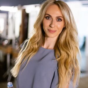 Ekaterina Morgunova Instagram - Привет всем, кто со мной тут давно и всем, кто недавно подписался))🤗 Давайте познакомимся поближе)) Меня зовут Катя, я из Пятигорска, чем очень горжусь, мне 35 лет, я актриса шоу «Однажды в России», участница проекта «Игра», ведущая шоу «Я же говорила» на YouTube .  Привёл меня ко всему этому КВН, в который начала играть в университете ради развлечения, а закончила, став чемпионом Высшей лиги🥇🏆) Там же я встретила своего мужа, которого очень сильно люблю и с которым мы сейчас воспитываем наше сокровище, нашего сыночка🤗 Училась я не на актёрском, у меня красный диплом модельера-конструктора швейных изделий и синий Менеджера по управлению персоналом)) Когда-то мечтала стать владелицей собственного ателье🙃, но жизнь повернулась намного интереснее))😎 Что ещё рассказать?)) И вообще, что вам интересно было бы видеть на моей странице?) Рабочие моменты, закадровую жизнь, частную, больше в сторис или в ленту? Или может вообще вайны/тиктоки попробовать???))😈 #екатеринаморгунова #немногоосебе
