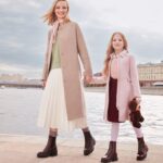 Ekaterina Vilkova Instagram - В последнее время не так часто получается проводить время с семьей 🙈🙈🙈, много работы 🎬🎬🎬. А эти фотографии - прекрасное напоминание о тех днях, когда мы были все вместе в этом году ❤️❤️❤️. На съёмке для 🥾🥾@ralfringer_official 👟👟 мы были на одной волне. Не секрет, что дети очень любят подражать родителям. Как только у меня появляется новое платье – дочке хочется что-то похожее, а сын, конечно, выбирает что-то «как у папы» 😂😂😂. Мне кажется здорово быть похожими, но не повторяться, сохранять индивидуальность каждого члена семьи, но при этом быть гармоничными по оттенкам и цветовой гамме 😎😎😎. На этих картинках мои бордовые челси классно сочетаются с сапожками Павлы, а завышенные кроссовки Пети и кеды Ильи подчеркивают их бодрый спортивный настрой. А Вам нравится, когда ваши дети вам подражают? #РальфРингер #RalfRinger #RalfRingerFW2122 #LyubimovforRalfRinger #VilkovaforRalfRinger