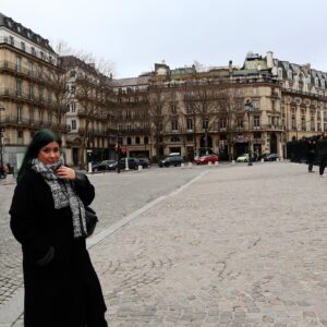 Elísabet Benavent Instagram - Mis últimas fotos con el pelo verde. Últimos días en París. Paseos, Jules Verne, tiendas, suelos y un codo roto.
Vuelta a Madrid y la paz del hogar que se intensifica un domingo por la tarde.