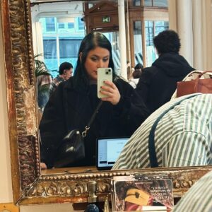 Elísabet Benavent Instagram - Mis últimas fotos con el pelo verde. Últimos días en París. Paseos, Jules Verne, tiendas, suelos y un codo roto.
Vuelta a Madrid y la paz del hogar que se intensifica un domingo por la tarde.