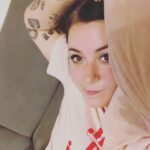 Elísabet Benavent Instagram - AUTOCUIDADO - Organizarte para poder dormir 20 minutos de siesta. Dormir es un placer bueno, bonito y barato. - Compartir tiempo con quien te quiere y te hace bien; a quien quieras y hagas bien. Esto incluye a gatos y perros. - Regalarse flores a una misma. Y quien dice flores dice una maceta con tomillo fresco o un manojo de eucalipto. - Ponerse una mascarilla, buena música y leer. Me encantan los parches para debajo de los ojos. Es como si me quitasen cansancio acumulado. - Cocinar algo bonito, rico y sano. Si yo he podido hacer ratatouille, cualquiera puede. - Bailar y cantar en la cocina; da igual que sea Concha Piquer que Natos y Waor. Tú exprésate. - Pasar tiempo a solas. A veces eres la mejor compañía. - Saber decir “no” sin sentimiento de culpa. No puedo. No me siento bien. No me apetece. No quiero. No sé. - Aprender a gestionar bien el tiempo para ser más productivo… pero saber perderlo con placer y sin remordimientos. Porque eso es vida. - Hacer planes para cumplir deseos y sueños. Los míos casi siempre tienen que ver con París. - Rodearse de cosas bonitas, que nos hacen sonreír, la vida más sencilla, colorida, amable y agradable. Velitas, platitos, bolas de nieve, juguetes varios. - Vestirse, maquillarse, ponerse mona si a una le apetece, aunque sea para ir a comprar. Cualquier día es especial si te da la santa gana. - Darse una ducha larga… pero no demasiado, que hay sequía. - Activar el ocio sano, aquel que te hace aprender, sentirte bien y parte de algo, comprendida. Permitirte emocionarte con cualquier representación artística si es lo que te nace. ¿Por qué estamos empeñados en silenciar las emociones? - Ir a terapia. Siempre y como mejor cuidado. Ir a terapia para poder hablar, para poder decir con la misma libertad “creo que no estoy bien” o “me encuentro genial”. Carrusel de fotos de una semana cualquiera.