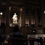 Elísabet Benavent Instagram - Fui un país en ruinas. Fui un lugar inhabitable incluso para mí. Así que me fabriqué un pasaporte con el que hacer que el tiempo y el espacio se convirtieran en el mismo borrón que dibujan los postes de teléfono cuando viajas en tren. Pero mi país era pequeño y me recorrí entera antes de lo esperado, así que me senté en el andén a esperar que llegase ayuda desde las fronteras. Y lo que vi no me gustó, ni hacia fuera ni hacia dentro. Y me cansé. Armada con más voluntad que fuerza puse en orden los destrozos, barrí las calles, encendí el alumbrado, coloqué de nuevo el cristal en todas las ventanas que estallaron en mí y, con el trabajo terminado, me senté, crucé las piernas y con un suspiro pensé: ahora sí. Pero ahora no. Porque llegaste tú. Y de pronto el cielo no estaba donde yo lo había colocado, el mes de septiembre duró 203 días y un suspiro (todo a la vez) y cuando quise darme cuenta ya no fumaba y me preocupaba la vida sana. Llegaste tú, y ahora en el país que soy suena música a todas horas y no sé dónde están los altavoces, porque me tiembla el pecho. ¿O es que volvió a latir? Llegaste tú, y llegaron los besos con el paraguas y los ojos cerrados, sin importar la lluvia, los cepillos del pelo y de dientes, el pijama, el cajón vacío, la muda, tus libros, los míos y las series que no puedo ver si no estás conmigo. Y perdí el reloj. Ahora ya no sé por qué parece que ha pasado un siglo desde que fui ruina ni por qué todo ha pasado tan rápido. Como los miedos, que también llegaron contigo, pero no de tu mano. Esos los puse yo. Miedo a que te vayas. A estropearlo. A que se muera solo. A que estemos locos de maneras diferentes. Y ya no habrá paz para este país pequeño que se pasa los días en fiesta, temiendo ese momento del domingo en que se cierra la puerta y vuelve el silencio. Ese momento, condensado, pequeño pero denso, antes de que mi vida retome el ritmo, cuando solo te echo de menos. Ahora, tumbada en el sofá con un libro en el regazo estoy triste porque es domingo, pero sonrío. Sonrío porque me ha dado por pensar que siempre fui un país caótico y pequeño, pero nunca nadie me hizo tantas fotos.