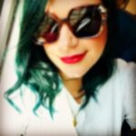 Elísabet Benavent Instagram - Desde que soy adolescente, el concepto de la elegancia ha ocupado espacio entre mis reflexiones. Siempre he querido ser elegante, pero he sentido que la posibilidad de serlo se me escapaba de entre los dedos. Viendo fotos de mis 20 nadie diría que le daba vueltas a este tema. Sé que las modas vistas desde el futuro horrorizan, pero yo iba un paso más allá. Ahora veo claro que intentaba encontrar un estilo que hablase de mí, que me hiciera sentir parte de algo; en el presente soy de las que prefieren que lo que comunique de mí sea el recuerdo que dejo y las cosas que hago. Decir podemos decir mucho; ejecutar es lo importante. De unos años hacia acá, el concepto de elegancia ha ido evolucionando para mí tal y como lo ha hecho el significado de la palabra belleza. Antes pensaba que ambos términos estaban unidos a la delgadez, pero ya me liberé de esa cárcel. Nunca he sido y nunca seré una mujer delgada y esto antes me frustraba… he empezado a abrazar quién soy sin la aspiración de ser otra cosa diferente y eso, quizá, me parece un gesto elegante para con mi adolescente interior. Más allá del “menos es más”, de la sorda elegancia de un vaquero recto, una camiseta blanca y un blazer negro, del estilo sin estridencias, del rojo de labios, del fondo de armario y los salones de tacón… más allá existe un cosmos completo plagado de distinción. La elegancia de saber marcharse cuando toca, de un abrazo, de la dedicatoria en un libro y de escoger el sitio adecuado para cada cosa. La elegancia de un olor característico que no grite, de sonreír y dar las gracias, de saber cuándo no llamar la atención y agachar la cabeza. La elegancia de la honestidad educada, del caminar de un gato sobre el parqué, de desandar unos pasos para repetir un beso de despedida en el rellano. La elegancia de dejar ir, de dejarse querer, de querer bonito, de comprar flores, de hablar de lo que se siente, de desear lo mejor a aquellos que nos hicieron el peor de los daños… pero lejos. Cecil Beaton dijo que la elegancia era “agua y jabón” (y @martariezu escribió un magnífico libro alrededor de este concepto, por cierto) y yo estoy bastante de acuerdo con que lo más elegante suele ser lo más sencillo.