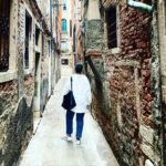 Elísabet Benavent Instagram - A veces sufro latigazos de una incapacitante inseguridad. Me siento obsesiva, paralizada, inválida. No sé de dónde viene este terrible miedo al abandono, pero lo cierto es que está aquí, conmigo, esperando agazapado a que algo me importe lo suficiente como para susurrar en mi oído que voy a perderlo. A alguien, algo que conseguí con mucho esfuerzo, a mí misma. No tiene sentido darle la espalda porque vive en mí y, en cierta manera, ese miedo también soy yo. No busco culpables para esa palpable falla en mis placas tectónicas, pero supongo que contribuyeron los malos amores… o más bien, creer que lo que decían tenía que ser cierto, aunque no me reconociera en sus palabras. “Eres inconstante; nunca terminas lo que empiezas”, “solo hay que tener un poco de fuerza de voluntad”, “es tu culpa, que no paras”, “¿por qué no puedes simplemente contentarte con lo que te doy?” “debería sentir más por ti”, “mejor seamos amigos”… yo era siempre insuficiente. Ya, ya sé; no deberíamos escuchar cómo el otro juzga sus debilidades a través de nosotros, pero… … pero… En cierta forma estoy rotísima, en cierto modo soy una mujer irrompible, y en esa dualidad, justo en la grieta que separa a esas dos mujeres que soy, escondo un nido, una guarida, un hogar. Es aterrador abrir tus costillas, separar vísceras con los dedos, señalar el corazón y decirle a otro “ahí”, pero es la única manera que conozco de compartir lo compartible, de dar sentido a esas cosas de uno que siempre quiso que fueran de dos, sin perderse, sin anularse, sin fundirse en el otro. Así que… aquí está, por si lo lees: tengo miedo. A ratos mucho. En ocasiones ni un ápice. Temo estropearlo, ser lo que me dijeron que era, romperme ahora que estaba tan erguida, perderte, no encontrarme, dolernos, que no sea, tener miedo al miedo. Perdóname este “no eres tú, soy yo”, pero es que no eres tú, soy yo, que tengo que asumir que has entrado ahí donde las cosas importan y temo perderte.