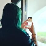 Elísabet Benavent Instagram - VUELTA A LA TERNURA Te dices a ti misma que el cariño es como montar en bicicleta, y te lo dices con alivio, después de creer que ya no sabías, que no te salía, que ya no era para ti. Que sí, pero no de ese tipo. Es lo malo de tomar ciertos caminos, escuchar a ciertas personas, perder cierto tiempo: dejas de creer en aquello que no ves. Te observas, por primera vez en mucho tiempo, con bonanza. Es curioso cómo sentirse arropada puede desempañar el espejo. Y te acurrucas, y dices tonterías, y te ríes, y haces planes, y besas, y retozas, y desordenas las palabras, las sábanas, el fin de semana, el pelo y un poco la vida. Pero no importa, porque entiendes que las palabras son importantes, que quieres cumplir con cada plan, que no hay prisa pero sí ganas, que “vaya lío”, pero no tanto porque ya no te puedes frenar. Ni quieres. Aunque despacio. Despacio porque es el tempo de las cosas bien hechas, porque despacio no significa estar parado. Despacio solo es un ritmo compartido, el consenso, el continente que envuelve un contenido del que se puede hablar. Porque despacio es eso, sobre todo eso: poder hablar. Y vuelve la ternura. Y vuelve abrazar. Y vuelve, vuelve, vuelve… y, cariño, no te vayas, quédate cinco minutos más.