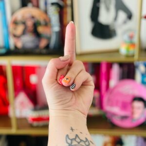 Elísabet Benavent Instagram - No te cierres, pero tampoco te abras. No te abras, por favor, o pensarán que eres esa caja de música a la que acarician y hace saltar una figura que baila o ríe al son ajeno. 
Da igual si el otro se abre, da igual si el otro confiesa: no te abras, o no habrá misterio. Ser humana no está permitido.
Sé vulnerable, no obstante. Debes serlo. Que el daño no endurezca la piel. Tus cicatrices no deben verse. Escóndelas. Avergüénzate de ellas o pensarán que antes de él ya te descartó otro, la vida, la suerte.
Da cariño, pero el justo. Cuidado con no pasarte, o pensará que estás demasiado interesada. Cuidado con no llegar, o pensará que eres fría, que estás yerma, que debes curar tus inviernos, que no tienes primaveras.
No seas fuerte, no muestres independencia, no tengas éxito. Eso asusta. Mantén un perfil bajo, por Dios. Él debe ser el ganador. Celebra tus triunfos con la boca pequeña y la cabeza gacha o sentirá que le castras.

Cuando te pregunten, contesta que estás bien, que qué tal el otro. No digas que estás rota, que no puedes más, que no sabes qué te pasa pero que necesitas desaparecer. No lo digas, o te convencerán de que estás mejor de lo que crees, que no tienes derecho a penar, que tus privilegios no te permiten sangrar.

Pierde peso. Un poco más. 
Engorda un poco. Un poco más.
Da igual. La cuestión es que te adecues al estándar. La cuestión es que no seas quien eres; dedica tu vida a aspirar a ser de otra forma, y gasta, claro. Por el camino gasta intentando ser como te han hecho creer que debes ser, porque el sistema necesita ser alimentado y tú has nacido para seguir haciendo que funcione. 

Sobre todo, no te relajes. Nunca. No bajes la guardia. No te quieras como eres. No te ilusiones. No aspires a la tranquilidad. No seas feliz por leer al sol, por las noches de verano, por ver el mar, por una cerveza helada sacada de una nevera portátil en la playa, por decirle a ese amigo que lo quieres mucho más de lo que se lo dices, por disfrutar de cómo tu padre te sirve un vino, de cómo tu madre te pone una película antigua y te frota las piernas, de un buen libro, de escoger.

Sólo hay dos equipos: el del “no” o ser revolución. 

Manicura by @lirbanails
