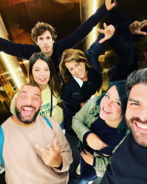 Elísabet Benavent Instagram - ¡¡Es hoy, es hoy, es hoy!!
Es hoy, pero para llegar hasta aquí hemos caminado muchísimo. Hace ya dos años que comenzó a gestarse este proyecto y desde hace ya dos años he ido viendo cumplirse un sueño.
Es la primera vez que participo tan activamente en la adaptación de uno de mis libros y, aunque no tengo ni idea de nada y soy una recién llegada, puedo afirmar que esta experiencia me ha hecho crecer… y no solo profesionalmente.
Quiero dar las gracias a todas las personas que han hecho posible que ‘Un cuento perfecto’ esté hoy en vuestras pantallas.
@concha_estruga sin ti esto hubiera sido imposible.
Gracias a @plano_a_plano en su totalidad (y a César Benítez, David Jareño y Emilio Amaré en concreto). Gracias a @marinaperezb por el mejor guion que hubiera podido soñar. Gracias a @chloewallace_ por materializarlo y hacer que nos enamoremos de ellos en cada plano.
Gracias a Ángel Armada y Laurent Berna por la postproducción y a @_cebrian_renau_aec por una fotografía para morirse de amor. Gracias a @mariatapia2 y @lacortes19 por esos looks siempre perfectos. Gracias a @sergiolh81 y @helen__cast por la peluquería y maquillaje de cuento. Gracias a @yaelbelicha por su maravilloso trabajo.
A todo el equipo (Paula, Antonio, Leticia, Lucía, Chipi… jo, perdonad a los que me dejo, tengo la cabeza para aguantarme las orejas)… GRACIAS.
Por supuesto, GRACIAS al mejor cast del mundo, que han dado vida a los personajes de una manera mágica @nanitita @meeeeeeeel_ @jimmycastro_ @giajons @russianready @meelocotoon @lydia.pavon @marioermito 
Gracias a @netflixes por dar alas a este sueño.

Y, por supuesto, gracias a todas las personas que leísteis ‘Un cuento perfecto’, a las que lo leeréis, a las que veréis la serie, ya sea en un maratón o paladeándola. GRACIAS en mayúsculas, porque esta es la historia de un cuento imperfecto que terminó siendo inmejorable.

No me olvido del mejor compañero de aventuras del mundo: @originalhs91 te quiero, hermano.

Un cuento perfecto, ya disponible en Netflix en 192 países. 

Pd: aún no me creo que sea tan INCREÍBLE!!!! 
Pd: os dejo unas cuantas fotos de los días que pasé en Grecia viendo el inicio del rodaje. Disfruté como una niña.