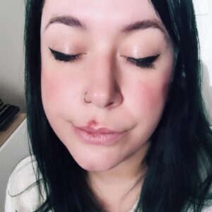 Elísabet Benavent Instagram - Este es un post de agradecimiento.
Si durante los últimos dos meses me ayudaste a respirar profundo…
Si me dijiste que lo estaba haciendo bien…
Si me aseguraste que equivocarse no iba más allá de aprender…
Si me escribiste deseando que todo fuera bien…
Si jugaste conmigo a las cartas…
Si empatizaste con la necesidad de esconder la cabeza bajo tierra (o tras un libro, acurrucada en el sofá)…
Si me mandaste fuerza, un abrazo, las mejores intenciones, un meme, un chiste…
Si me animaste a seguir con mis rutinas sanas, te interesaste por saber qué tal iba la meditación, si había noticias, si quería hacer algún plan o prefería estar en casa, cómo me había ido la jornada de trabajo… 
Si supiste lo importante que era para mí lo importante, si estuviste a mi lado incluso estando lejos, si te preocupaste por mí (en el buen sentido, en el de cuidar)…
GRACIAS.
Muchas veces no somos conscientes de la suerte que tenemos. Gracias a los que están. Siempre. Gracias. 
Y a ti que me lees, por supuesto.