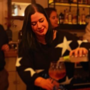 Elísabet Benavent Instagram - Este es un post de agradecimiento.
Si durante los últimos dos meses me ayudaste a respirar profundo…
Si me dijiste que lo estaba haciendo bien…
Si me aseguraste que equivocarse no iba más allá de aprender…
Si me escribiste deseando que todo fuera bien…
Si jugaste conmigo a las cartas…
Si empatizaste con la necesidad de esconder la cabeza bajo tierra (o tras un libro, acurrucada en el sofá)…
Si me mandaste fuerza, un abrazo, las mejores intenciones, un meme, un chiste…
Si me animaste a seguir con mis rutinas sanas, te interesaste por saber qué tal iba la meditación, si había noticias, si quería hacer algún plan o prefería estar en casa, cómo me había ido la jornada de trabajo… 
Si supiste lo importante que era para mí lo importante, si estuviste a mi lado incluso estando lejos, si te preocupaste por mí (en el buen sentido, en el de cuidar)…
GRACIAS.
Muchas veces no somos conscientes de la suerte que tenemos. Gracias a los que están. Siempre. Gracias. 
Y a ti que me lees, por supuesto.