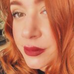 Elísabet Benavent Instagram - Llevo toda la semana pensando en la exigencia, concretamente en la que ejercemos hacia nosotras mismas. Nunca tengo suficiente. De mí. Siempre quiero más. Siempre hay un motivo por el que decirme que no soy suficiente. Da igual cuánto me esfuerce. Miras instagram, a tu amiga, a esa chica del gimnasio y siempre sales perdiendo. Esta tiranía de la perfección, del verde césped del vecino, del espejo de aumento, de “mens sana in corpore sano”… un día podrá conmigo. Soy de esas que no saben pedir ayuda, de las de “deja, que puedo sola”… de las que tiran de las costuras hasta que solo un hilo mantiene la formalidad. Un día me romperé y espero que, al hacerlo, de mi interior broten alas que me liberen de mí. De mi juicio, de mi exigencia, de mi control, de mi sobreprotección. Salvarme a mí de mí y después volar. Este año he terminado una novela con el codo roto, he dejado de fumar, he empezado a hacer deporte, a comer más natural, a dormir mejor y a madrugar, a darme el capricho de una copita de vino solo dos veces por semana, a volver a casa más pronto. Llevo 24 libros leídos desde que empezó el año, tengo en marcha todos los cambios que quería hacer en la casa, estoy planeando viajes, corrigiendo el borrador, voy a visitar a mis padres… … y me sigue preocupando que quizá cogí unos kilos. ¿Existe algún momento en el que el mundo deje de decirnos que debemos mejorar? Ya me he cansado de estar estropeada, de ser ciudadana de segunda porque a veces los vaqueros de Zara no me suben de los muslos, de escuchar “qué mona en esta foto, estabas más delgada”, “has cogido peso”, “te veo bien, ¿has adelgazado?”, “¿estás haciendo alguna dieta a parte del ejercicio?”, “guapa de cara”, “lo que tienes que hacer es…” Yo ya me he cansado y, ¿sabes? Ahora solo quiero ser. Fotos random de la semana. 1. Mis zapatitos en “Toma Café”. 2. Perseo tranquilo; se ve pocas veces esto. 3. Dame una ostra y dime tonta. 4. Con mis editores de España y México. ❤️ 5. Jose siendo Jose 6. Noches de cine. 7. Cosa extraña que refleja muy bien cómo me siento. 8. A veces hasta me peino.