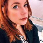 Elísabet Benavent Instagram - De todas las hazañas que el amor es capaz de llevar a cabo, la de manipular el tiempo siempre me ha parecido la más compleja. Que sí, que si está lejos todo sucede despacio, que si está cerca todo se atropella, eso lo sabemos todos. Pero a mí me da por pensar que el objeto del amor no se ve afectado; es el amante quien mira preocupado el reloj. ¿Cómo encajar el resto de una vida en esa rotura del espacio tiempo? ¿Cómo hacer posible amar, ser amado y mantener los pies sobre el minutero lógico que mide la realidad? El amor es un aprendiz de hechicero, que nos roba, turba, hace sentir minúsculos. Nos hace recorrer a gatas la gruta oscura de nuestras propias pequeñeces, nuestras propias inseguridades, nuestros propios miedos. El amor es la calidez del sol de invierno, el tacto de una alfombra bajo los pies desnudos, una empinada escalera de caracol que resbala, un hogar construido con velas y cuadros de colores. El amor es un salto al vacío sin paracaídas ni cuerda ni red de seguridad. El amor es participar en una tómbola en la que no sabes si vas a ganar o el precio eres tú. Pd: enamorada de los cuadros de @iluros que cuelgan en mi comedor, del caos de la estantería del salón (que pronto sustituiré por algo acorde al peso que debe sostener), de mis gatos buscando pajaritos y un rayo de sol, de la honestidad con la que los animales buscan las caricias, de encontrarme de nuevo en el reflejo de un espejo donde brillan unas llamas.