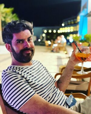 Elísabet Benavent Instagram - Hoy es cumpleaños de uno de los regalos más bonitos que me dio la vida. 
Querido @originalhs91 
Que sigamos recorriendo mundo juntos, probando los mejores margaritas, haciendo el macarra, encontrando lugares donde hacer hogar, emprendiendo aventuras, poniéndonos mascarillas, gritando del susto con películas de miedo, durmiendo la siesta en el sofá, brindando, llorando, haciendo videollamadas y buscando motivos para celebrar la vida.

Eres una de esas personas mágicas, con talento y carisma, divertido sin querer serlo, exagerado como tú solo pero leal y desprendido. Gracias por regalarme una familia en Madrid; gracias por formar parte de la mía en Valencia. Gracias por ser mi hermano, da igual en qué punto del planeta estemos. Gracias por ser el mejor tío gatuno del mundo. 
Te quiero muchísimo y estaré a tu lado SIEMPRE. Para lo bueno, lo malo y lo regulinchi.

Felices 32, hermano.