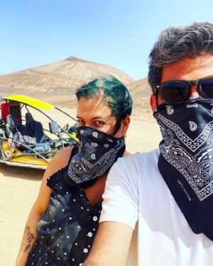 Elísabet Benavent Instagram - Hoy es cumpleaños de uno de los regalos más bonitos que me dio la vida. 
Querido @originalhs91 
Que sigamos recorriendo mundo juntos, probando los mejores margaritas, haciendo el macarra, encontrando lugares donde hacer hogar, emprendiendo aventuras, poniéndonos mascarillas, gritando del susto con películas de miedo, durmiendo la siesta en el sofá, brindando, llorando, haciendo videollamadas y buscando motivos para celebrar la vida.

Eres una de esas personas mágicas, con talento y carisma, divertido sin querer serlo, exagerado como tú solo pero leal y desprendido. Gracias por regalarme una familia en Madrid; gracias por formar parte de la mía en Valencia. Gracias por ser mi hermano, da igual en qué punto del planeta estemos. Gracias por ser el mejor tío gatuno del mundo. 
Te quiero muchísimo y estaré a tu lado SIEMPRE. Para lo bueno, lo malo y lo regulinchi.

Felices 32, hermano.