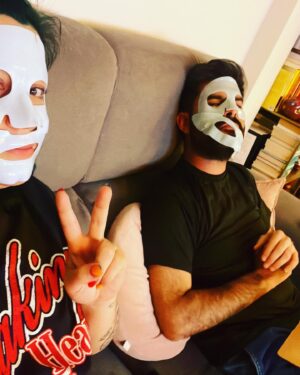 Elísabet Benavent Instagram - Hoy es cumpleaños de uno de los regalos más bonitos que me dio la vida. 
Querido @originalhs91 
Que sigamos recorriendo mundo juntos, probando los mejores margaritas, haciendo el macarra, encontrando lugares donde hacer hogar, emprendiendo aventuras, poniéndonos mascarillas, gritando del susto con películas de miedo, durmiendo la siesta en el sofá, brindando, llorando, haciendo videollamadas y buscando motivos para celebrar la vida.

Eres una de esas personas mágicas, con talento y carisma, divertido sin querer serlo, exagerado como tú solo pero leal y desprendido. Gracias por regalarme una familia en Madrid; gracias por formar parte de la mía en Valencia. Gracias por ser mi hermano, da igual en qué punto del planeta estemos. Gracias por ser el mejor tío gatuno del mundo. 
Te quiero muchísimo y estaré a tu lado SIEMPRE. Para lo bueno, lo malo y lo regulinchi.

Felices 32, hermano.