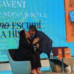 Elísabet Benavent Instagram - Me siento poco original y, además, algo egocéntrica, pero he convertido este “hacer repaso del año” en una tradición que me permite ser honesta conmigo misma, y también con las redes sociales. 2023 ha sido un año difícil; no malo, difícil. Ha sido el año de la soledad escogida, de temer de verdad por primera vez por alguien a quien quieres, de cambiar de rumbo, perder el miedo (o al menos encararlo con buen talante). Ha sido el año de dejar de fumar, de volver a cocinar, de hacer deporte por placer y buscar cierta tranquilidad. Ha sido el año del jetlag, de sobrevolar los Andes, de romper con vínculos tóxicos, seguir yendo a terapia, abrazar mi cuerpo grande y quererme mejor. Porque de eso va, ¿no? De quererse cada año un poquito mejor. Me fui a París dos semanas, la primera sola, la segunda en la mejor compañía. Me hice fotos en los baños con mi hermana pequeña. Hablamos muchísimo sobre la vida y le presentamos nuestras quejas y nuestras ofrendas. Me demostré que Maldivas no tiene por qué ser un destino para enamorados, aunque la amistad es otro tipo de amor. Hice hogar junto al Mediterráneo, donde recibí malas noticias, brindé por la vida, lloré, me reí, retocé y leí. Presenté un libro que cerraba un ciclo simbólico. Me atreví a jugar con las apariencias y a reírme con ello. Y lo presentó un tipo maravilloso al que quiero millones. Vi Santiago de Chile despertar entre montañas y “a Amaral le gusta esto”. Hice el loco con amigos. Afiancé amistades que quiero que duren para siempre. Como para siempre quiero que viva el vínculo mágico e increíble que me une a mi sagrada editora y amiga Ana y a mi primo postizo Miguel. Qué suerte tenerles. También cumplí la promesa de recorrer mundo junto a ellas y, tendremos que demostrarlo en los años venideros, pero tenemos la intención de seguir haciéndolo. Napoles querida… Y en el momento en el que abracé mi cuerpo y mi vida en soledad, que le di un sentido propio e intransferible a la palabra hogar, que dejé de esperar más, llegó una ola enorme que me elevó sobre mis expectativas, me meció y puso la primera letra para un nuevo idioma compartido. Y me enamoré. Vaya año. Vaya viaje. Vamos a por otro. ¿Me acompañáis?