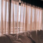 Elísabet Benavent Instagram - Me siento poco original y, además, algo egocéntrica, pero he convertido este “hacer repaso del año” en una tradición que me permite ser honesta conmigo misma, y también con las redes sociales. 2023 ha sido un año difícil; no malo, difícil. Ha sido el año de la soledad escogida, de temer de verdad por primera vez por alguien a quien quieres, de cambiar de rumbo, perder el miedo (o al menos encararlo con buen talante). Ha sido el año de dejar de fumar, de volver a cocinar, de hacer deporte por placer y buscar cierta tranquilidad. Ha sido el año del jetlag, de sobrevolar los Andes, de romper con vínculos tóxicos, seguir yendo a terapia, abrazar mi cuerpo grande y quererme mejor. Porque de eso va, ¿no? De quererse cada año un poquito mejor. Me fui a París dos semanas, la primera sola, la segunda en la mejor compañía. Me hice fotos en los baños con mi hermana pequeña. Hablamos muchísimo sobre la vida y le presentamos nuestras quejas y nuestras ofrendas. Me demostré que Maldivas no tiene por qué ser un destino para enamorados, aunque la amistad es otro tipo de amor. Hice hogar junto al Mediterráneo, donde recibí malas noticias, brindé por la vida, lloré, me reí, retocé y leí. Presenté un libro que cerraba un ciclo simbólico. Me atreví a jugar con las apariencias y a reírme con ello. Y lo presentó un tipo maravilloso al que quiero millones. Vi Santiago de Chile despertar entre montañas y “a Amaral le gusta esto”. Hice el loco con amigos. Afiancé amistades que quiero que duren para siempre. Como para siempre quiero que viva el vínculo mágico e increíble que me une a mi sagrada editora y amiga Ana y a mi primo postizo Miguel. Qué suerte tenerles. También cumplí la promesa de recorrer mundo junto a ellas y, tendremos que demostrarlo en los años venideros, pero tenemos la intención de seguir haciéndolo. Napoles querida… Y en el momento en el que abracé mi cuerpo y mi vida en soledad, que le di un sentido propio e intransferible a la palabra hogar, que dejé de esperar más, llegó una ola enorme que me elevó sobre mis expectativas, me meció y puso la primera letra para un nuevo idioma compartido. Y me enamoré. Vaya año. Vaya viaje. Vamos a por otro. ¿Me acompañáis?