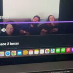 Elísabet Benavent Instagram - Me siento poco original y, además, algo egocéntrica, pero he convertido este “hacer repaso del año” en una tradición que me permite ser honesta conmigo misma, y también con las redes sociales. 2023 ha sido un año difícil; no malo, difícil. Ha sido el año de la soledad escogida, de temer de verdad por primera vez por alguien a quien quieres, de cambiar de rumbo, perder el miedo (o al menos encararlo con buen talante). Ha sido el año de dejar de fumar, de volver a cocinar, de hacer deporte por placer y buscar cierta tranquilidad. Ha sido el año del jetlag, de sobrevolar los Andes, de romper con vínculos tóxicos, seguir yendo a terapia, abrazar mi cuerpo grande y quererme mejor. Porque de eso va, ¿no? De quererse cada año un poquito mejor. Me fui a París dos semanas, la primera sola, la segunda en la mejor compañía. Me hice fotos en los baños con mi hermana pequeña. Hablamos muchísimo sobre la vida y le presentamos nuestras quejas y nuestras ofrendas. Me demostré que Maldivas no tiene por qué ser un destino para enamorados, aunque la amistad es otro tipo de amor. Hice hogar junto al Mediterráneo, donde recibí malas noticias, brindé por la vida, lloré, me reí, retocé y leí. Presenté un libro que cerraba un ciclo simbólico. Me atreví a jugar con las apariencias y a reírme con ello. Y lo presentó un tipo maravilloso al que quiero millones. Vi Santiago de Chile despertar entre montañas y “a Amaral le gusta esto”. Hice el loco con amigos. Afiancé amistades que quiero que duren para siempre. Como para siempre quiero que viva el vínculo mágico e increíble que me une a mi sagrada editora y amiga Ana y a mi primo postizo Miguel. Qué suerte tenerles. También cumplí la promesa de recorrer mundo junto a ellas y, tendremos que demostrarlo en los años venideros, pero tenemos la intención de seguir haciéndolo. Napoles querida… Y en el momento en el que abracé mi cuerpo y mi vida en soledad, que le di un sentido propio e intransferible a la palabra hogar, que dejé de esperar más, llegó una ola enorme que me elevó sobre mis expectativas, me meció y puso la primera letra para un nuevo idioma compartido. Y me enamoré. Vaya año. Vaya viaje. Vamos a por otro. ¿Me acompañáis?
