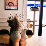 Elísabet Benavent Instagram - De todas las hazañas que el amor es capaz de llevar a cabo, la de manipular el tiempo siempre me ha parecido la más compleja. Que sí, que si está lejos todo sucede despacio, que si está cerca todo se atropella, eso lo sabemos todos. Pero a mí me da por pensar que el objeto del amor no se ve afectado; es el amante quien mira preocupado el reloj. ¿Cómo encajar el resto de una vida en esa rotura del espacio tiempo? ¿Cómo hacer posible amar, ser amado y mantener los pies sobre el minutero lógico que mide la realidad? El amor es un aprendiz de hechicero, que nos roba, turba, hace sentir minúsculos. Nos hace recorrer a gatas la gruta oscura de nuestras propias pequeñeces, nuestras propias inseguridades, nuestros propios miedos. El amor es la calidez del sol de invierno, el tacto de una alfombra bajo los pies desnudos, una empinada escalera de caracol que resbala, un hogar construido con velas y cuadros de colores. El amor es un salto al vacío sin paracaídas ni cuerda ni red de seguridad. El amor es participar en una tómbola en la que no sabes si vas a ganar o el precio eres tú. Pd: enamorada de los cuadros de @iluros que cuelgan en mi comedor, del caos de la estantería del salón (que pronto sustituiré por algo acorde al peso que debe sostener), de mis gatos buscando pajaritos y un rayo de sol, de la honestidad con la que los animales buscan las caricias, de encontrarme de nuevo en el reflejo de un espejo donde brillan unas llamas.